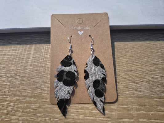 Boucles d'oreilles pendantes SAVANA - PETITES PLUMES à motif Léopard