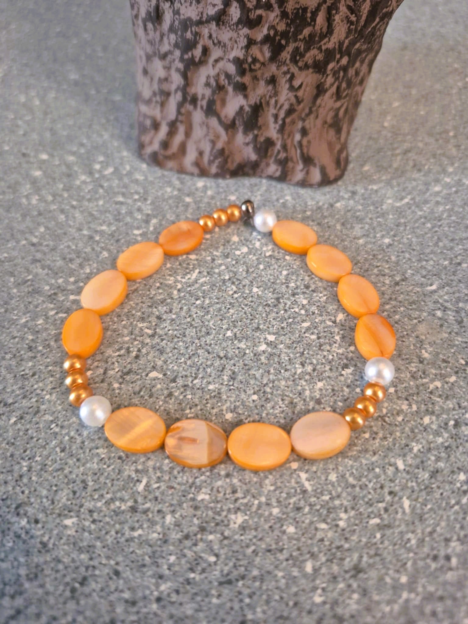 Bracelet élégant en perles nacrées et coquillage orangé