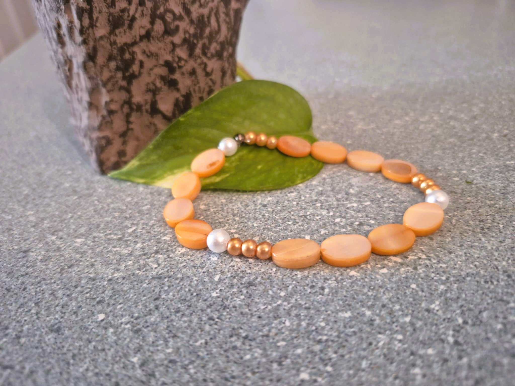 Bracelet élégant en perles nacrées et coquillage orangé