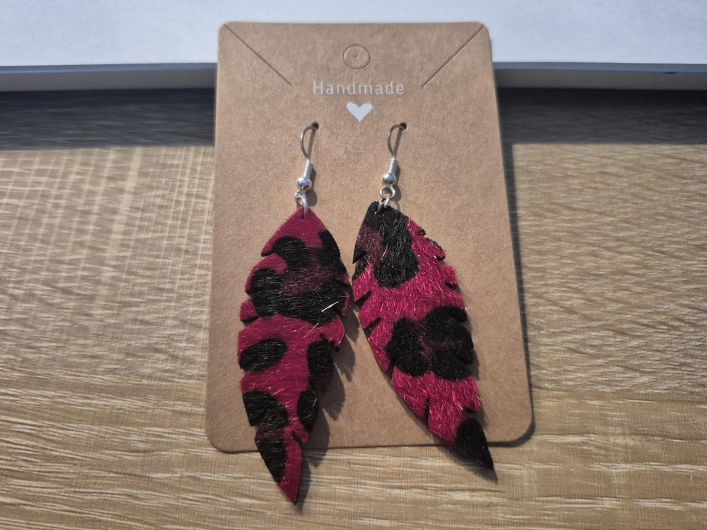Boucles d'oreilles pendantes SAVANA - PETITES PLUMES à motif Léopard