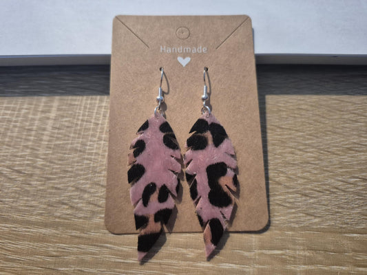 Boucles d'oreilles pendantes SAVANA - PETITES PLUMES à motif Léopard